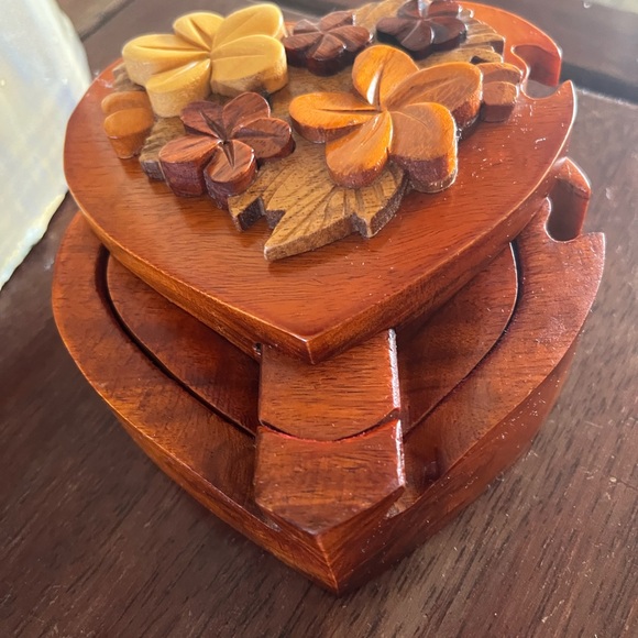 Artisanal wood, heart shape, carved flowers four piece box - Picture 4 of 11